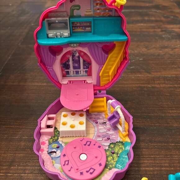 Polly Pocket Something Sweet Cupcake Compact Doll Playset - Picture 5 of 5